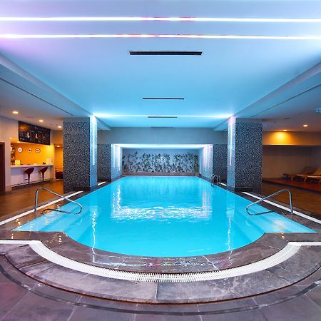 Cevahir Hotel Istanbul Asia Kültér fotó The swimming pool at the hotel
