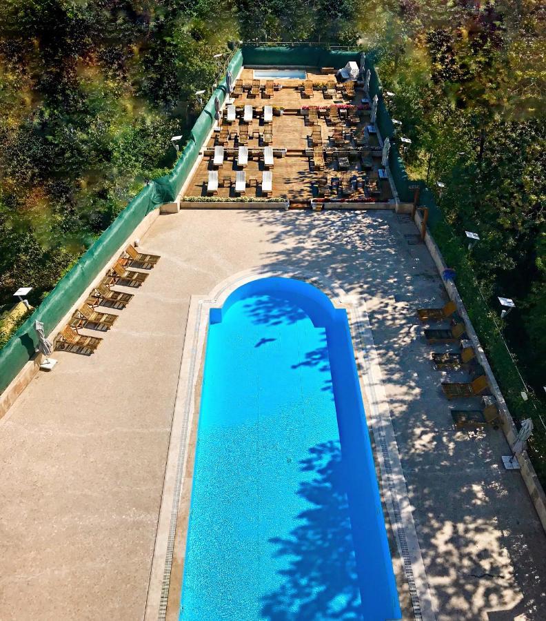Cevahir Hotel Istanbul Asia Kültér fotó The swimming pool at the hotel