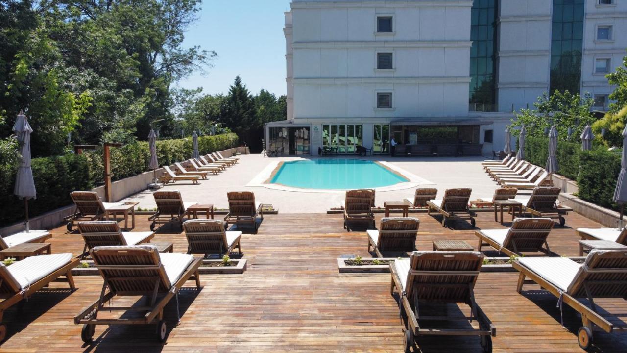 Cevahir Hotel Istanbul Asia Kültér fotó The pool at the hotel