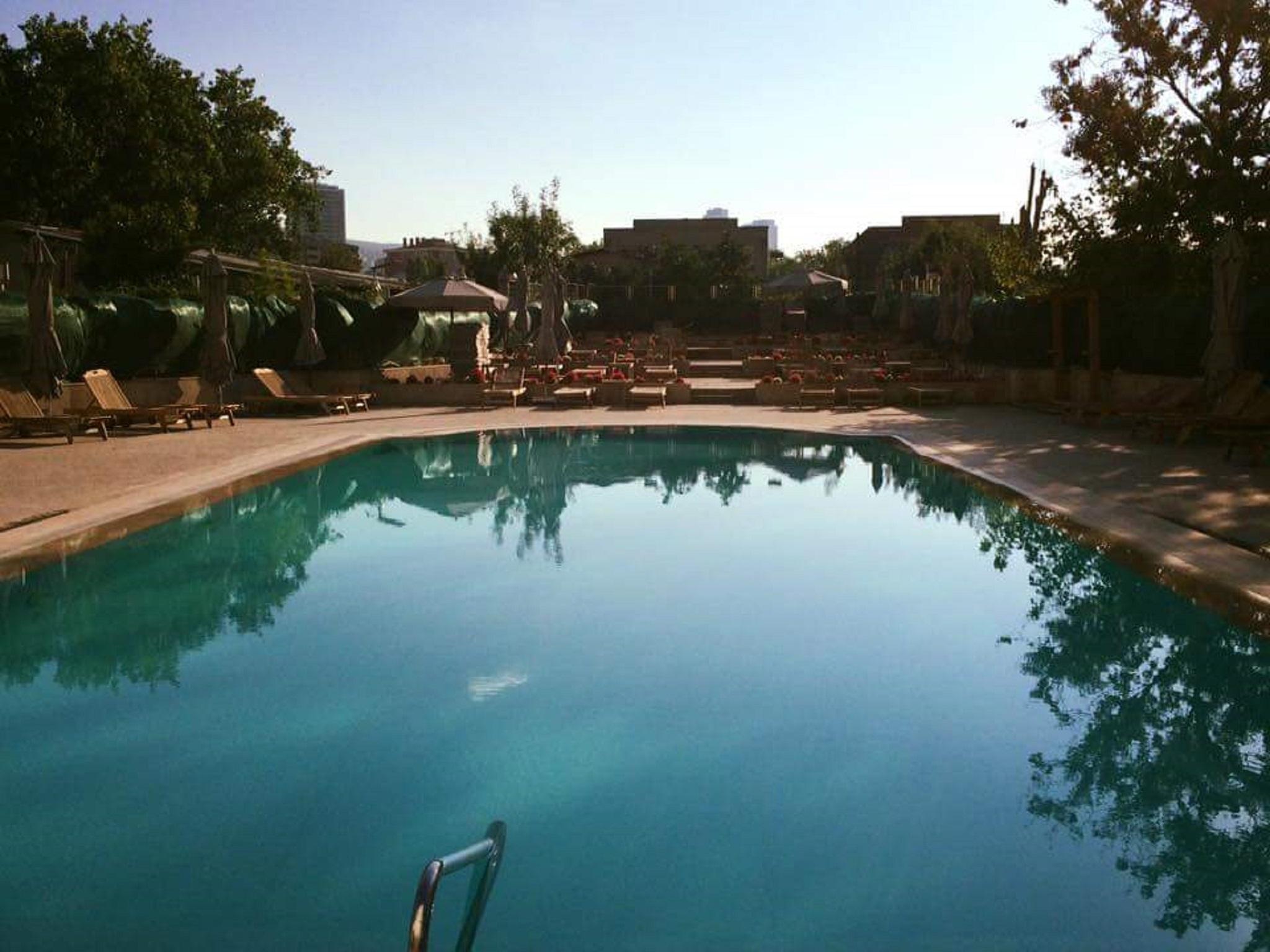Cevahir Hotel Istanbul Asia Kültér fotó The swimming pool at the hotel