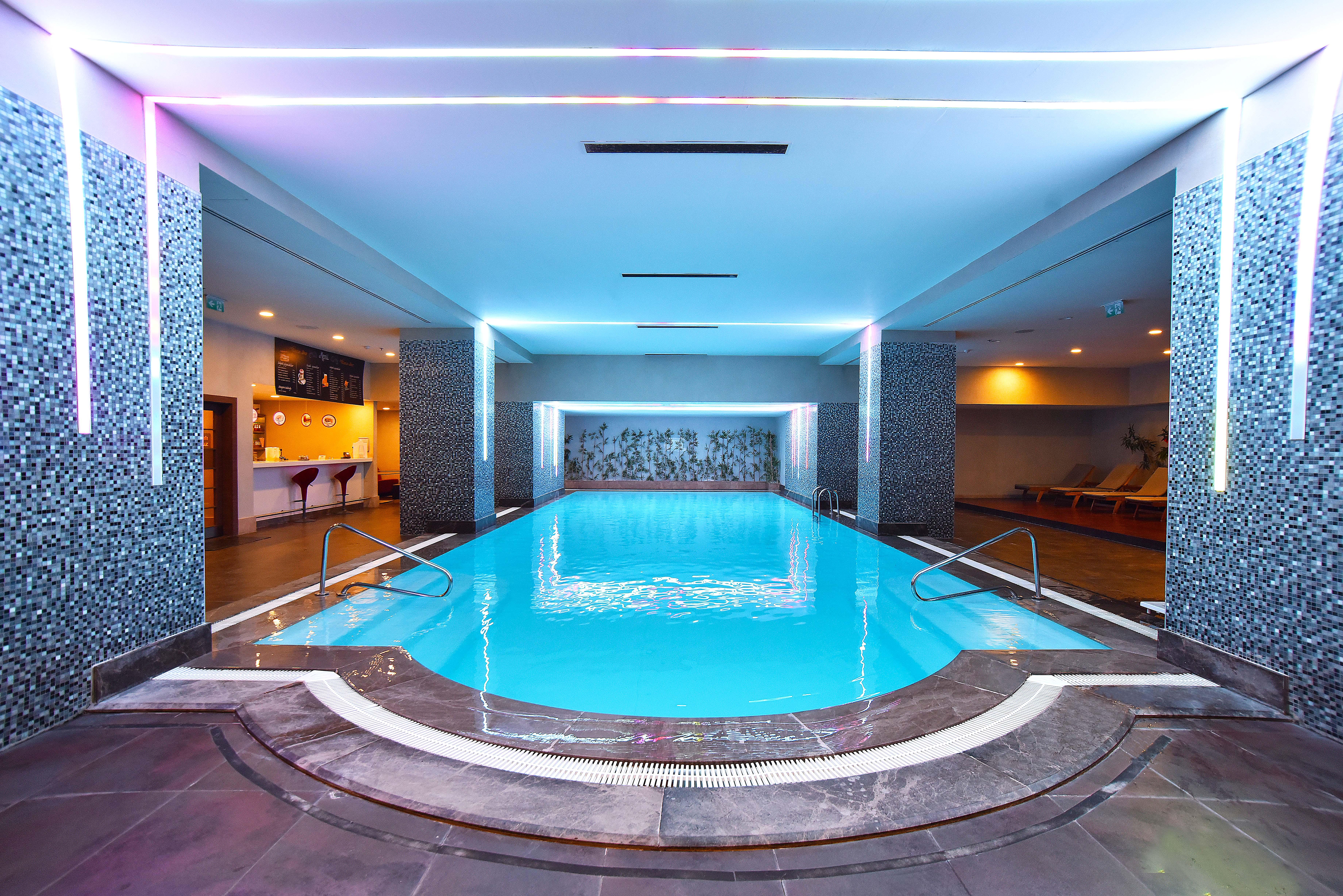 Cevahir Hotel Istanbul Asia Kültér fotó The swimming pool at the hotel