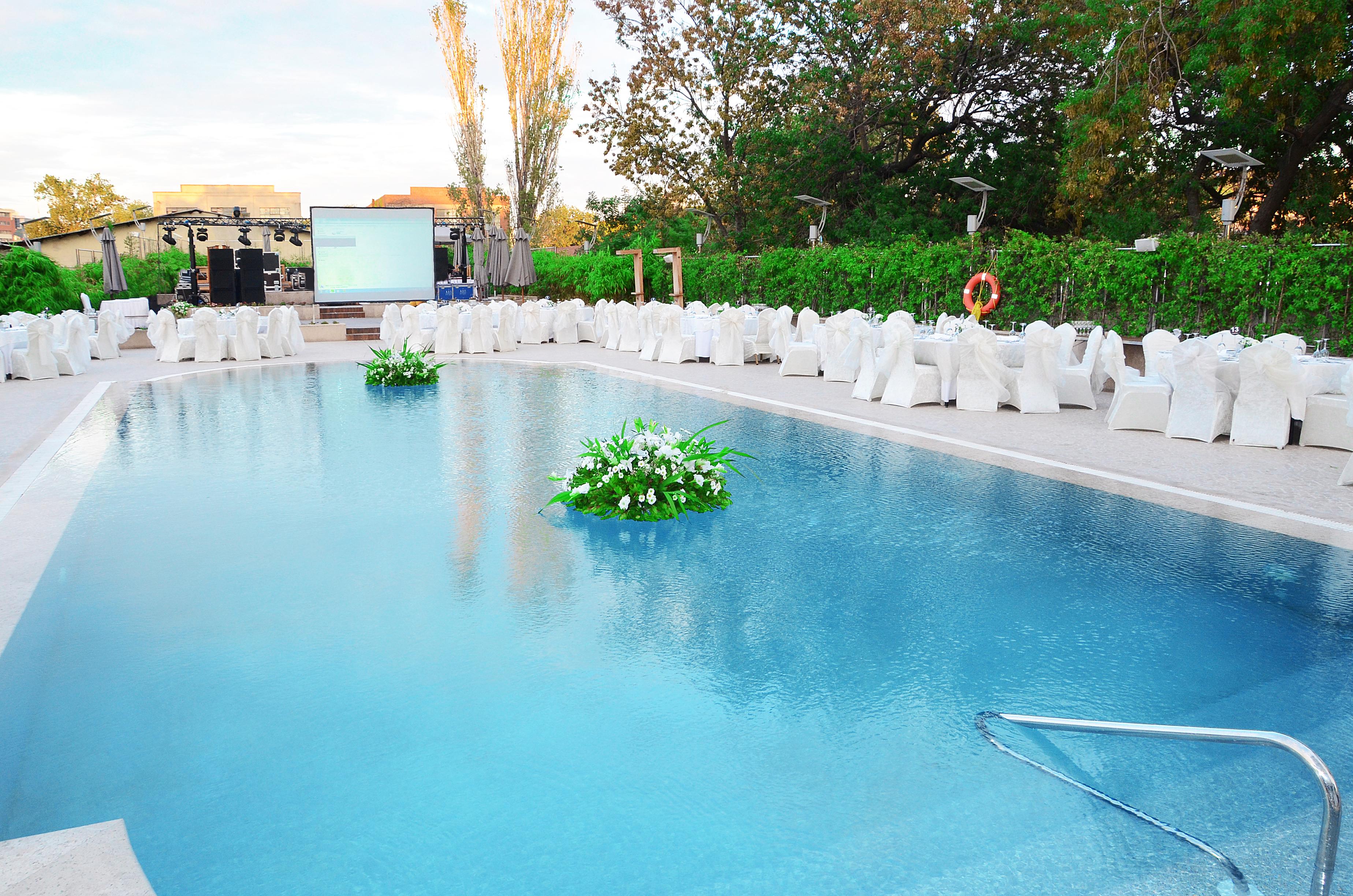 Cevahir Hotel Istanbul Asia Kültér fotó The pool at the hotel