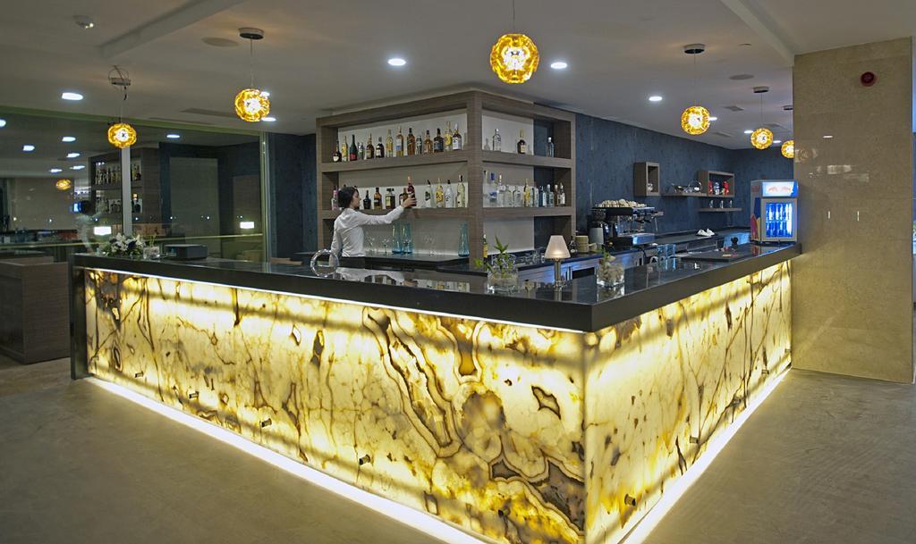 Cevahir Hotel Istanbul Asia Kültér fotó A bar made of translucent stone